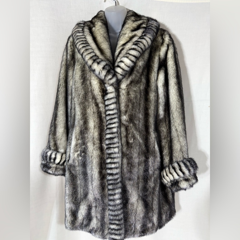 Dennis Basso Luxurious Faux Fur coat Size Small